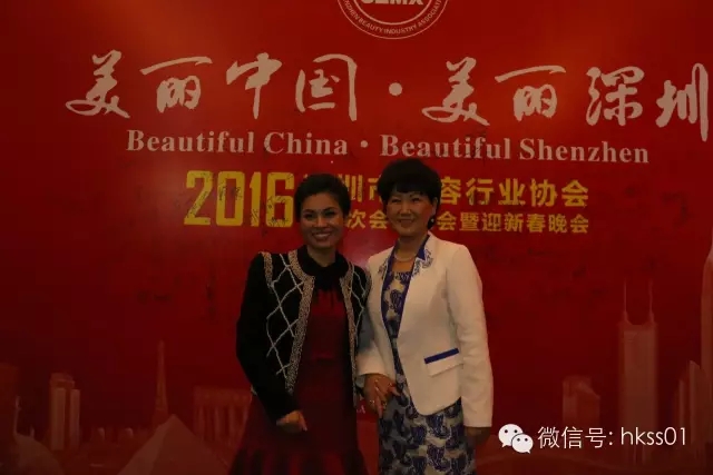 王俊華董事長(zhǎng)與朋友們親密交流并合影